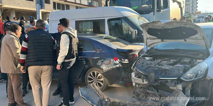 Hatay’da freni patlayan hafriyat kamyonu 5 aracı biçti: 2 yaralı