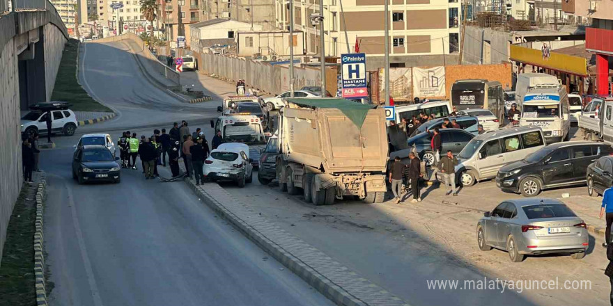 Hatay’da freni patlayan hafriyat kamyonu 5 aracı biçti: 2 yaralı