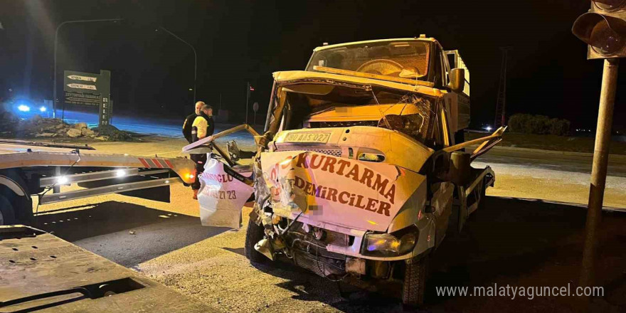 Hatay’da hafriyat kamyonu ile çekici çarpıştı: 2 yaralı