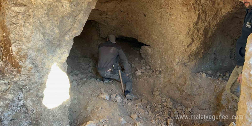 Hatay’da inşaat çalışmaları sırasında bulunan kaya mezar odaları görüntülendi