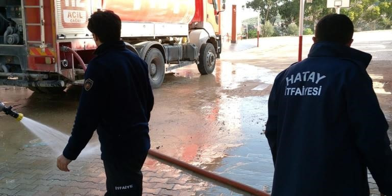 Hatay’da itfaiye ekipleri okul bahçesini çamurdan arındırdı