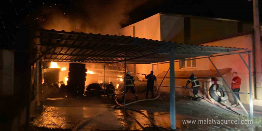 Hatay’da lastikçide yangın: Alevler geceyi aydınlattı