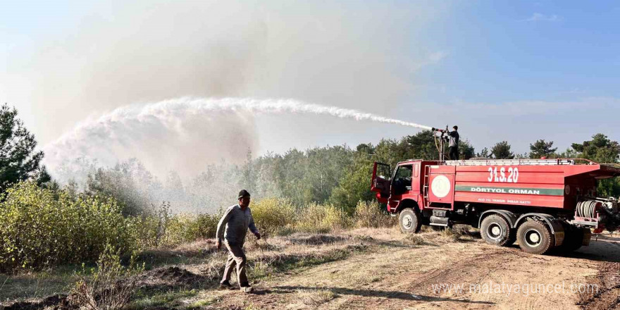 Hatay’da orman yangını rüzgarın etkisiyle büyümeye devam ediyor