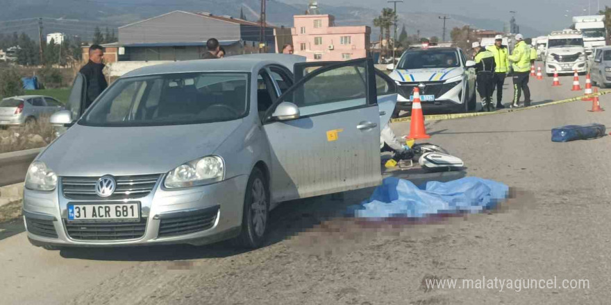 Hatay’da otomobilin yola savurduğu motosikletli kamyonetin çarpması sonucu hayatını kaybetti