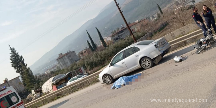 Hatay’da otomobilin yola savurduğu motosikletli kamyonetin çarpması sonucu hayatını kaybetti