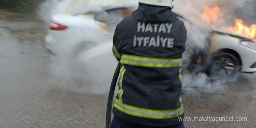 Hatay’da park halindeki otomobil alev alev yandı