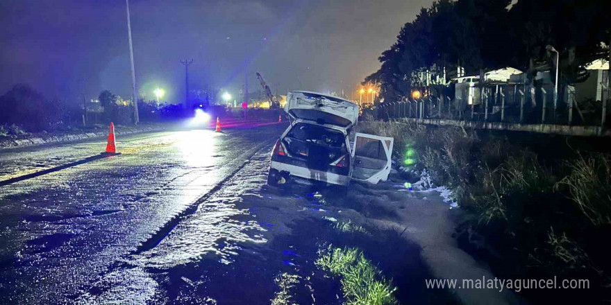 Hatay’da seyir halindeki otomobil alev aldı