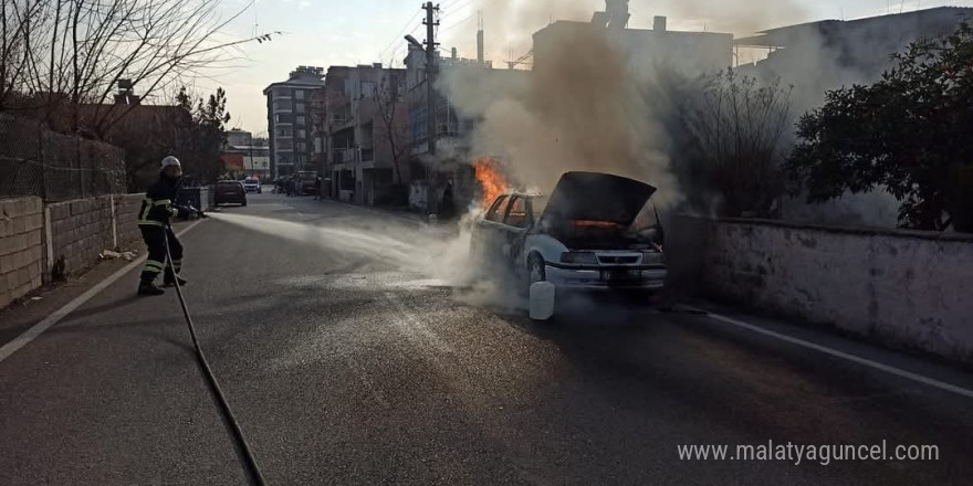 Hatay’da seyir halindeki otomobil yandı