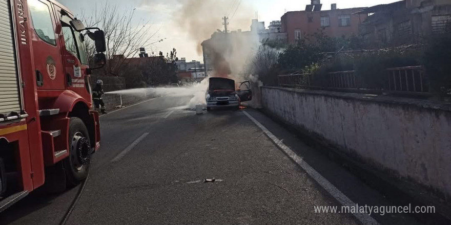 Hatay’da seyir halindeki otomobil yandı