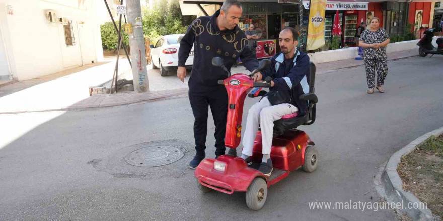 Hataylı engelli depremzedenin akülü araba hayali dolandırıcı ile son buldu