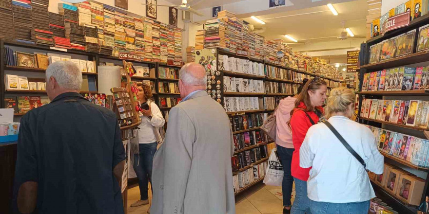 Havaların ısınıp turizm sezonun başlaması ve okulların kapanmasına yakın kitap satışları arttı