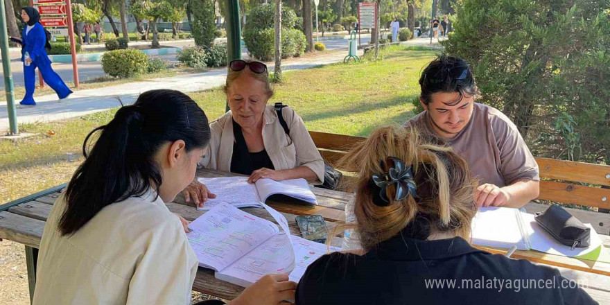 Hayallerinin peşinden koşan kadın, 67 yaşında öğrenci oldu