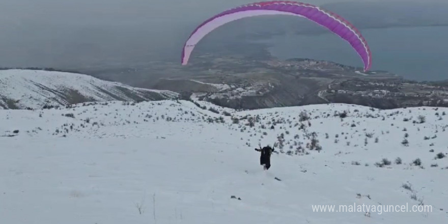 Hazarbaba Dağı’nda göl manzarası eşliğinde yamaç paraşütü