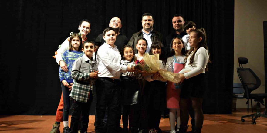 Hem çocuklar hem yetişkinler tiyatro ile eğlendi