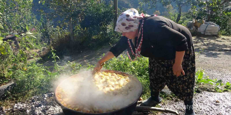 Hem pekmez ihtiyaçlarını karşılıyorlar hem de kendilerine ekonomik gelir sağlıyorlar