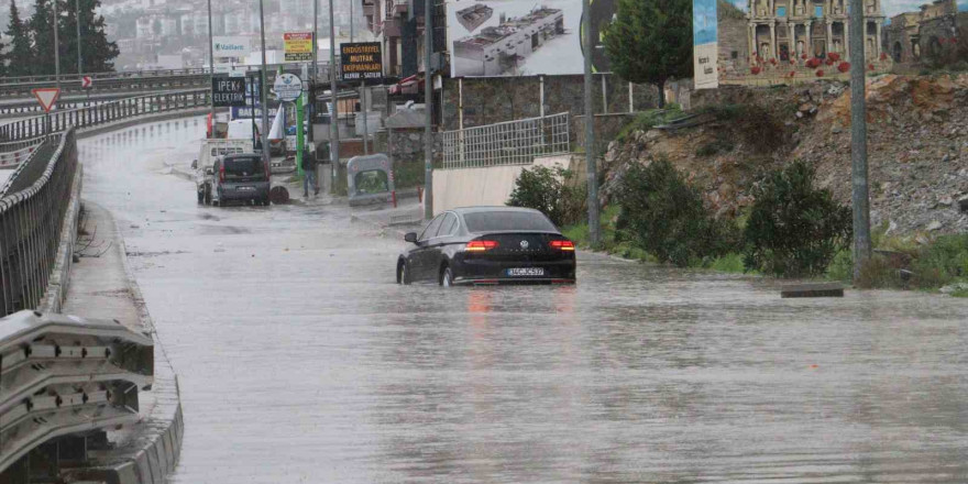 Her sağanakta aynı manzara, Kuşadası’nda Karayolları yıllardır sorunu çözemedi