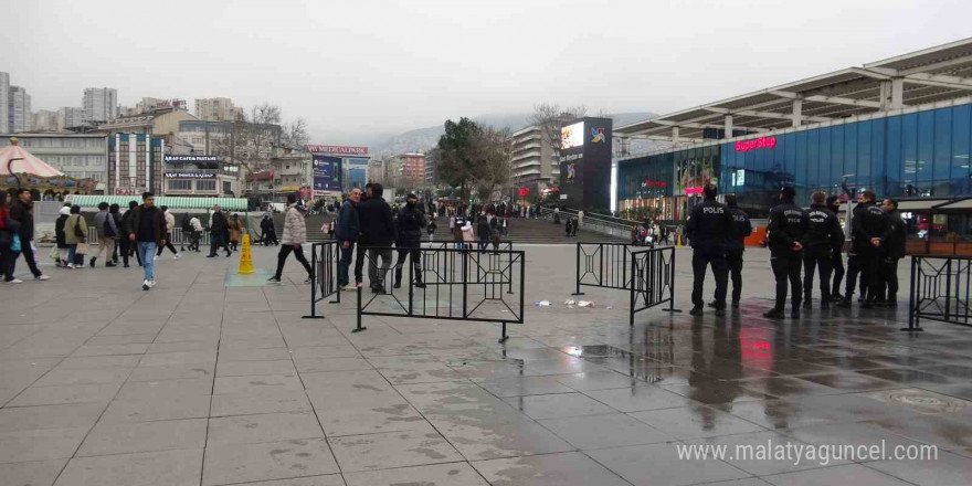 Herkesin gözü önünde amcasını defalarca bıçakladı