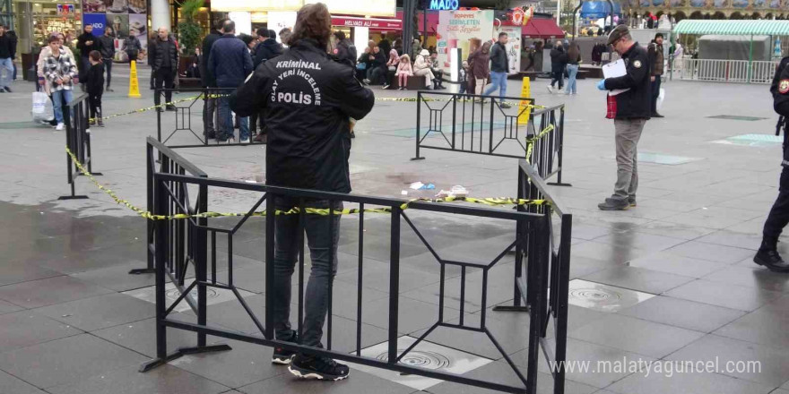 Herkesin gözü önünde amcasını defalarca bıçakladı