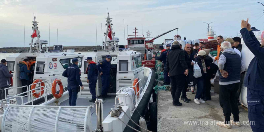 Heyelan bölgesindeki vatandaşlar Sahil Güvenlik ve balıkçı tekneleri ile taşındı