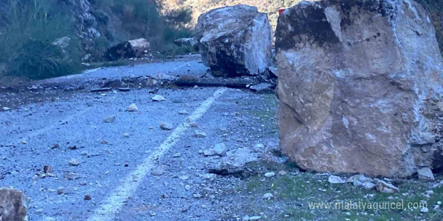 Heyelan dolayısıyla kapanan yola ekipler sevk edildi