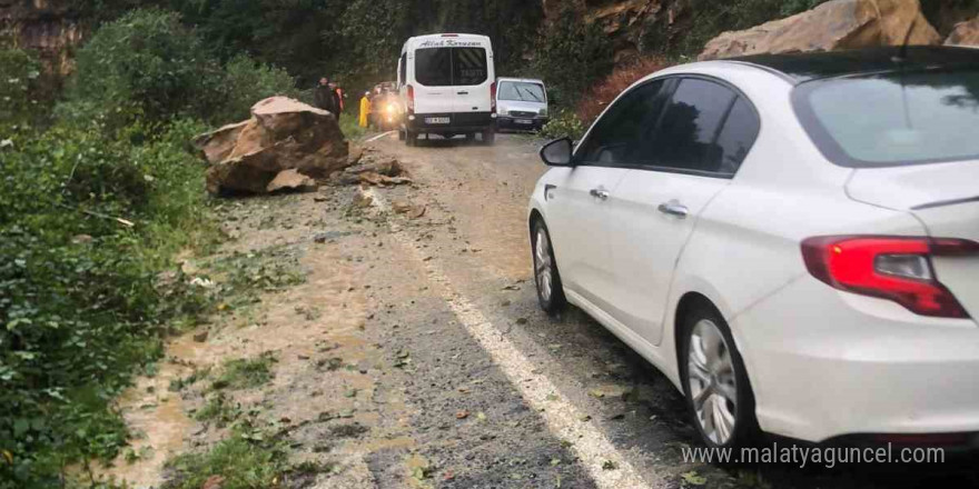 Heyelan nedeniyle kayaların kapattığı yol ulaşıma açıldı