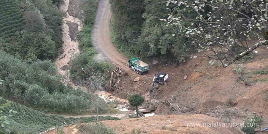 Heyelan sahasında yamaçtan dereye inen toprak için temizleme çalışması başlatıldı