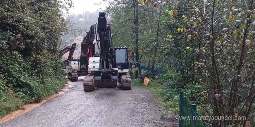 Heyelanlı alanda diken üstünde temizleme çalışması