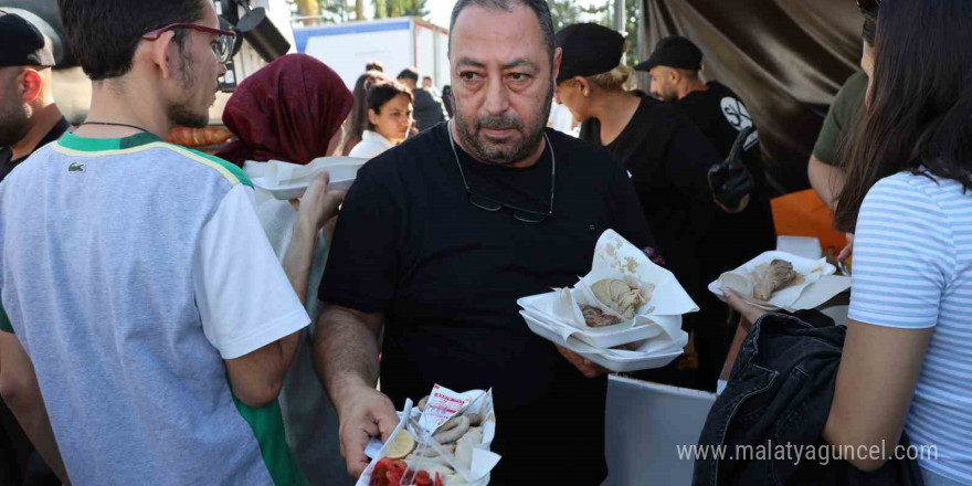 Hintli turistler Adana lezzetlerine hayran kaldı