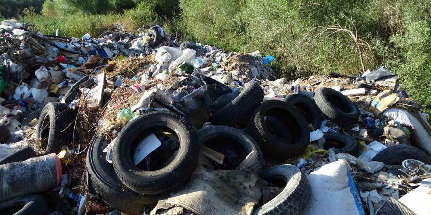 Hisarcık Belediyesi’ne Koca Çay kenarında korkutan kirlilik eleştirisi