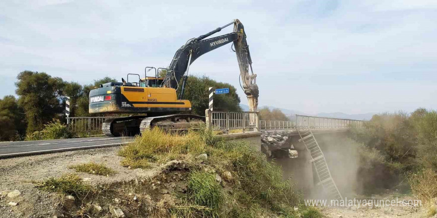 Hisarcık’ta 70 yıllık köprünün yıkımına başlandı