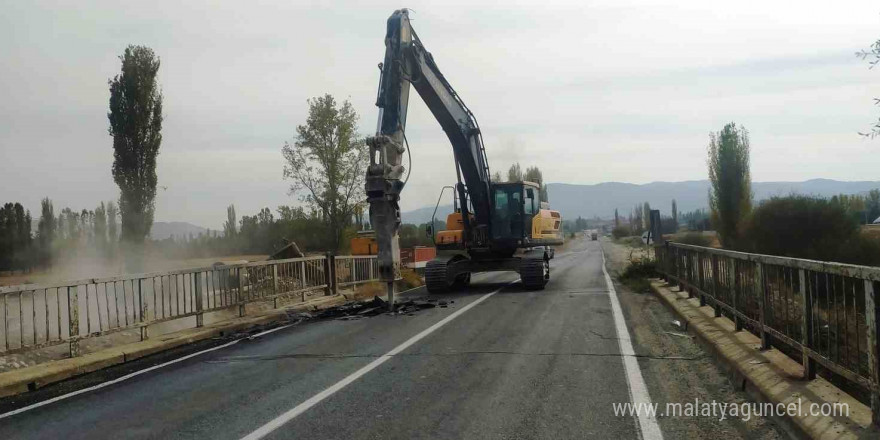 Hisarcık’ta 70 yıllık köprünün yıkımına başlandı