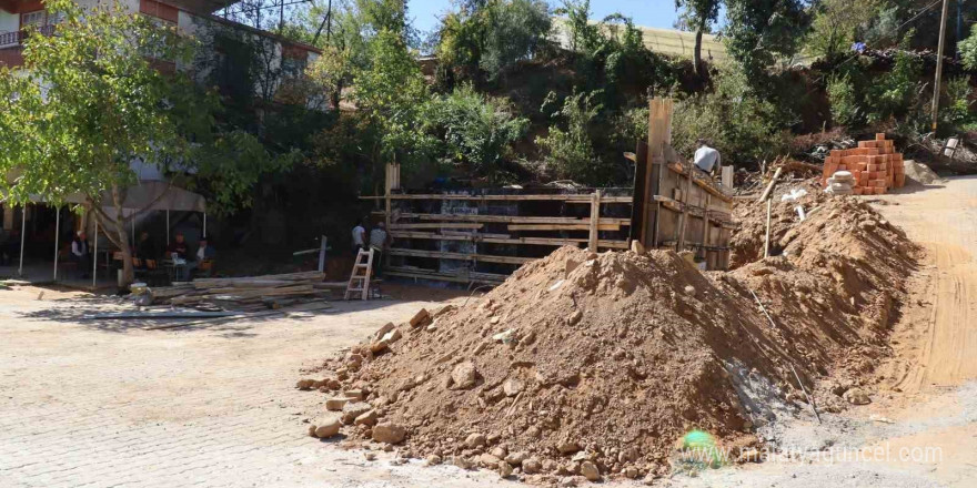 Hisarcık’ta köy meydanı genişletiliyor