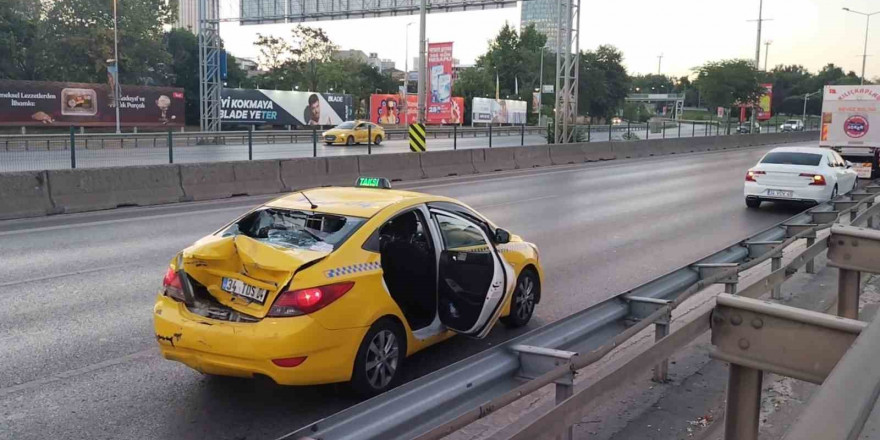 Hızını alamayan motosikletli taksiye arkadan çarptı: 2 yaralı