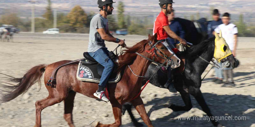 Honaz’da rahvan atlar, Cumhuriyet’in 101. yıl dönümü için koştu