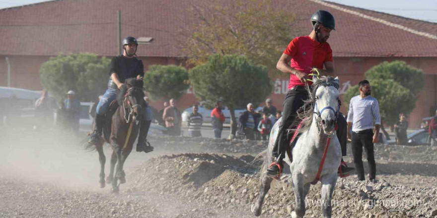 Honaz’da rahvan atlar, Cumhuriyet’in 101. yıl dönümü için koştu