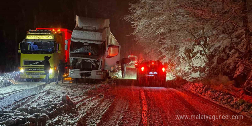 Hopa-Borçka karayolunda kar esareti