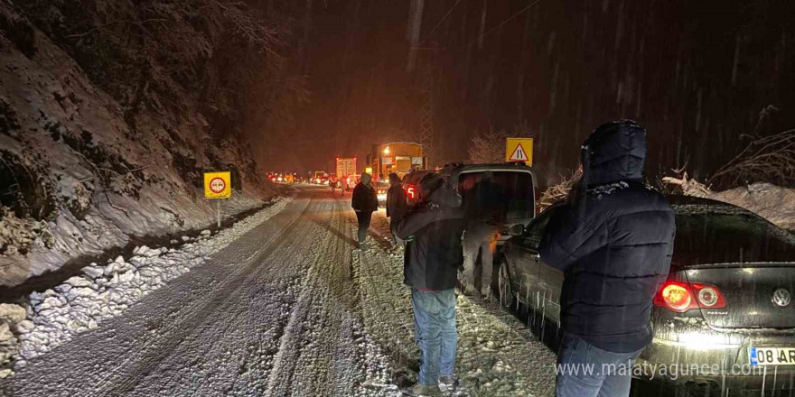 Hopa-Borçka karayolunda kar esareti