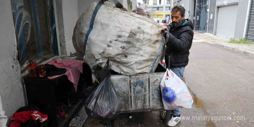 Hurda ve plastik toplayarak geçiniyorlar