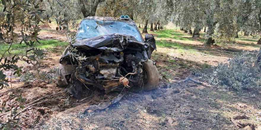 Hurdaya dönen araçtan sağ çıktı