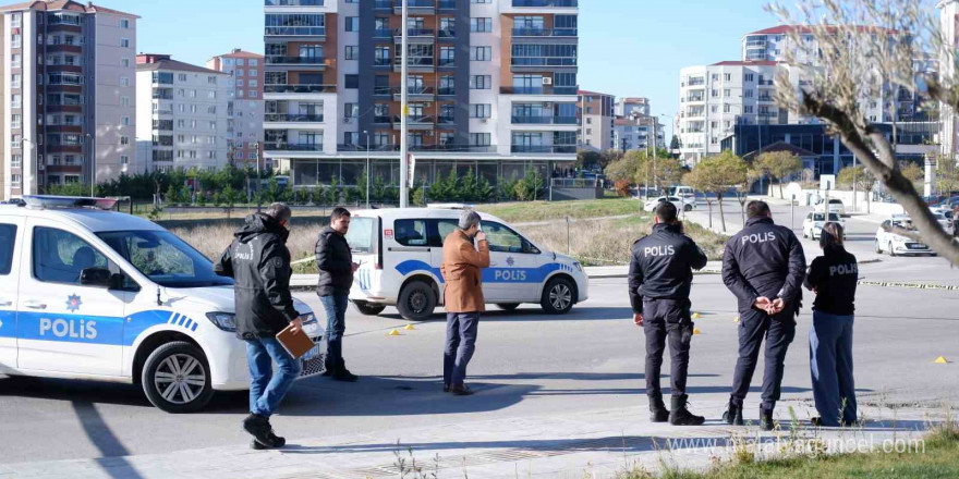 Husumetliye silahlı saldırı kamerada: 2 yaralı