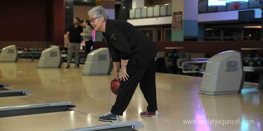 Huzurevi sakinleri bowling ile eğlendi