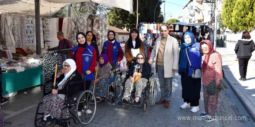 Huzurevi sakinleri gönüllüler eşliğinde pazarda alışveriş yaptı