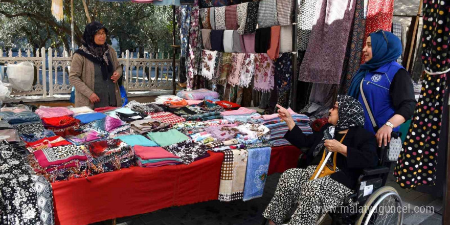 Huzurevi sakinleri gönüllüler eşliğinde pazarda alışveriş yaptı