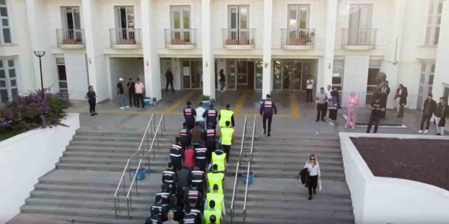 İçişleri Bakanı Ali Yerlikaya: 'Muğla’da düzenlenen 'Kafes Operasyonları' kapsamında, elebaşılığını Hakan Germici isimli şahsın yaptığı ve “Germiciler” grubu olarak bilinen organize suç örgütü çökertildi. Operasyonda ara...