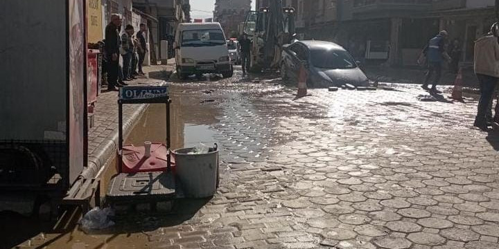 İçme suyu hattı patladı, otomobil içine düştü