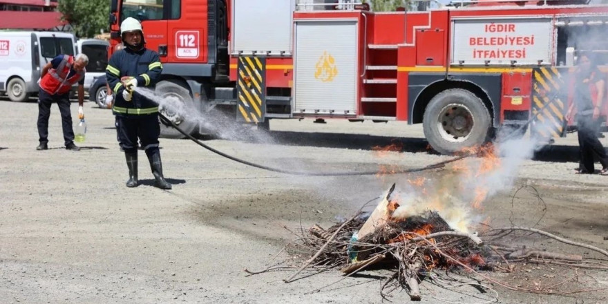 Iğdır Belediyesi İtfaiye Müdürlüğü ekipleri canlı kurtarma ve yangın tatbikatı gerçekleştirdi