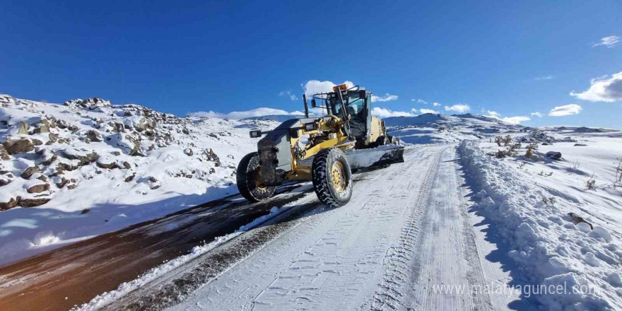 Iğdır’da kardan kapanan 12 köy yolu ekipler tarafından ulaşıma açıldı