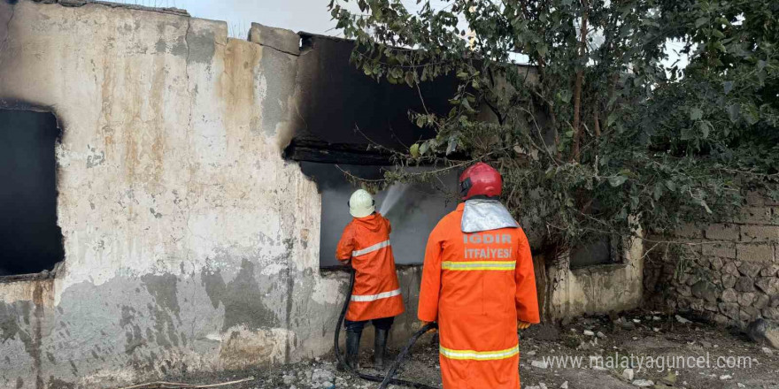 Iğdır’da metruk binada yangın