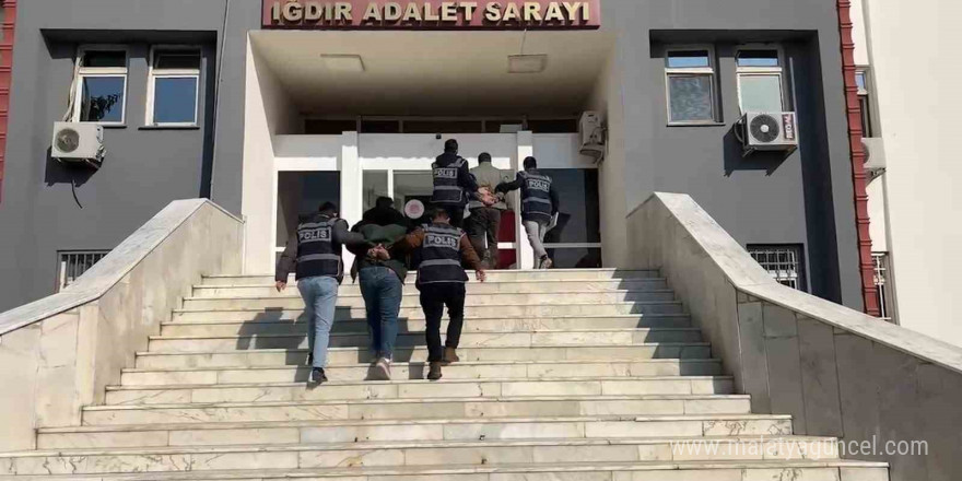 Iğdır’da saygı duruşuna uymayan ve İstiklal Marşı’nda ayağa kalkmayan iki kişi gözaltına alındı