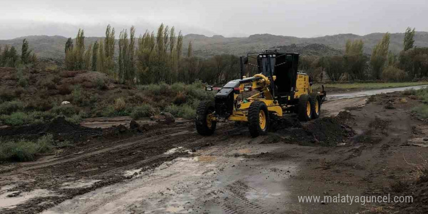 Iğdır’da selin kapattığı yollar açıldı